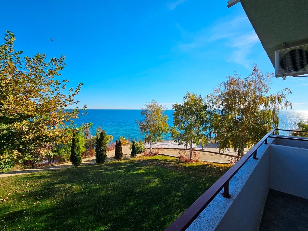 Erste Meereslinie in Sveti Vlas – geräumige Wohnung mit zwei Schlafzimmern und hervorragender Infrastruktur