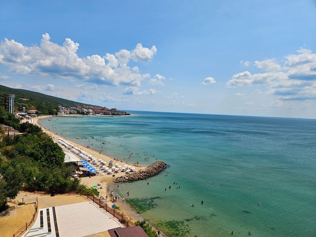 Luxuriöses Panoramaapartment in erster Meereslinie mit zwei Schlafzimmern und einer riesigen Terrasse