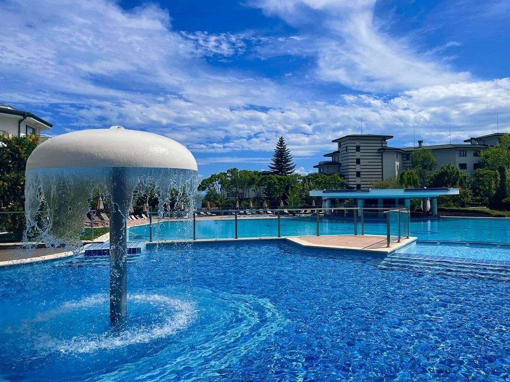 Hoher Standard und vielfältige Annehmlichkeiten – Hervorragende Zwei-Zimmer-Wohnung in einem Luxuskomplex direkt am Meer in Ravda