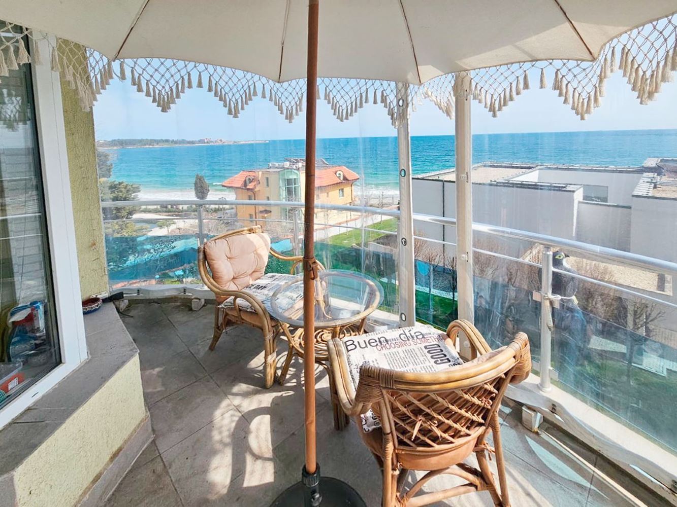 Luxuriöse Drei-Zimmer-Wohnung mit Meerblick in erster Linie in Ravda – 114 m², zwei Terrassen und maximaler Komfort