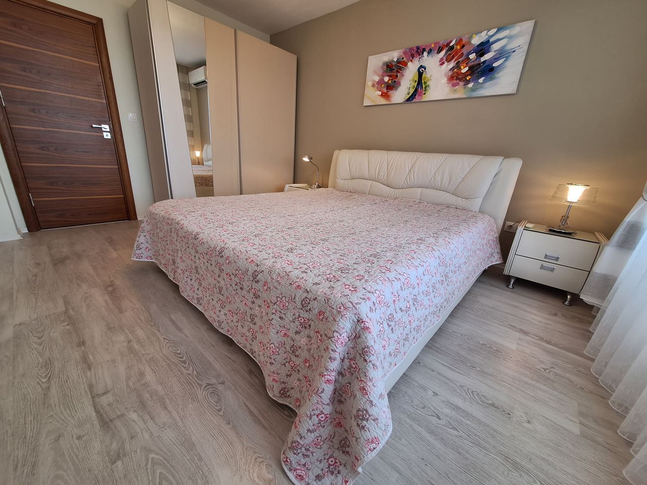 Geräumige 3-Zimmer-Wohnung mit Parkplatz nur 200 Meter vom Meer entfernt in Sveti Vlas