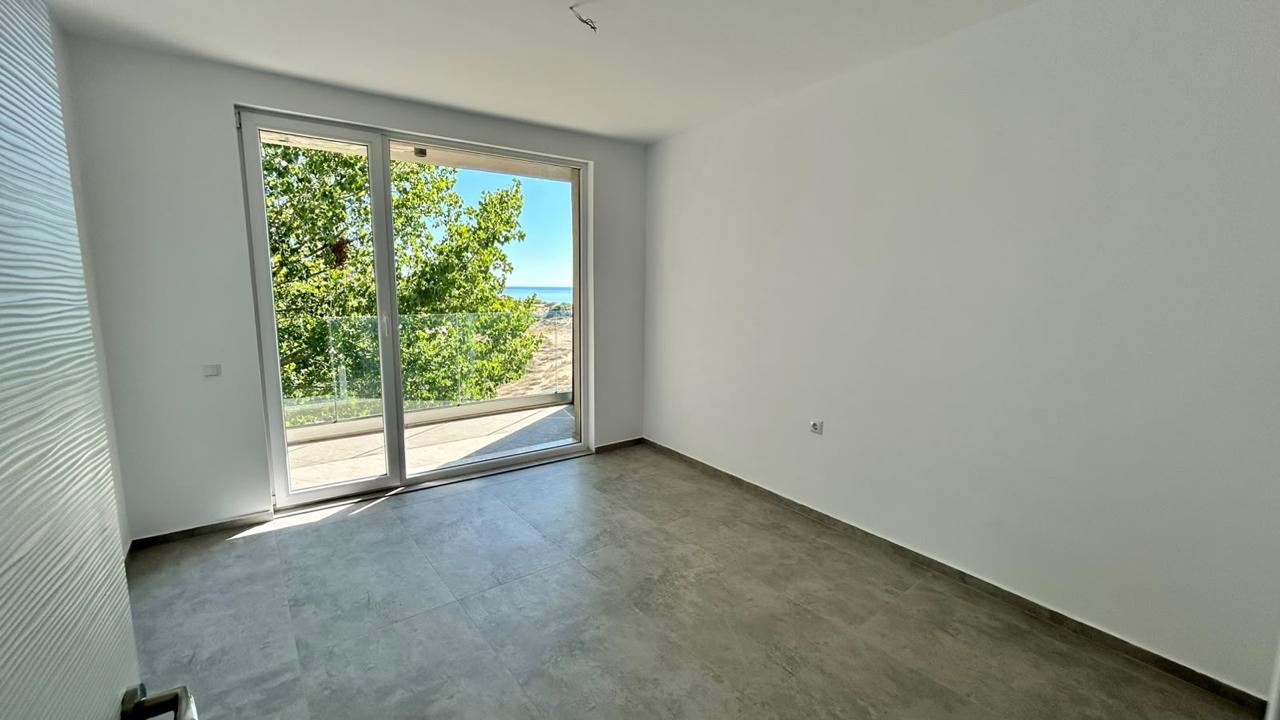 Erste Meereslinie in Sonnenstrand – geräumige 2-Zimmer-Wohnung mit Blick auf das Meer, die Berge und die Stadt