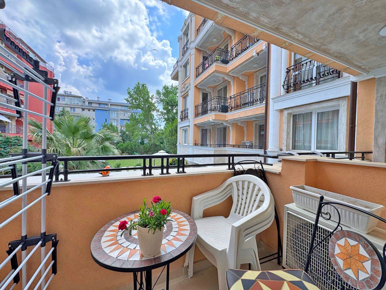 Luxuriöse Zweizimmerwohnung mit Poolblick in einer prestigeträchtigen Anlage in Sonnenstrand