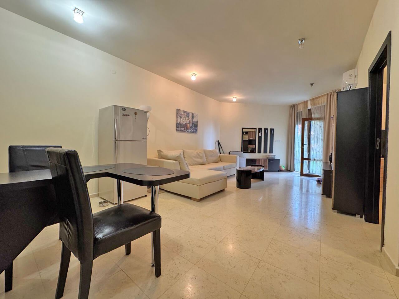Elegante 2-Zimmer-Wohnung in erster Meereslinie in Sveti Vlas mit direktem Zugang zu Garten und Pool