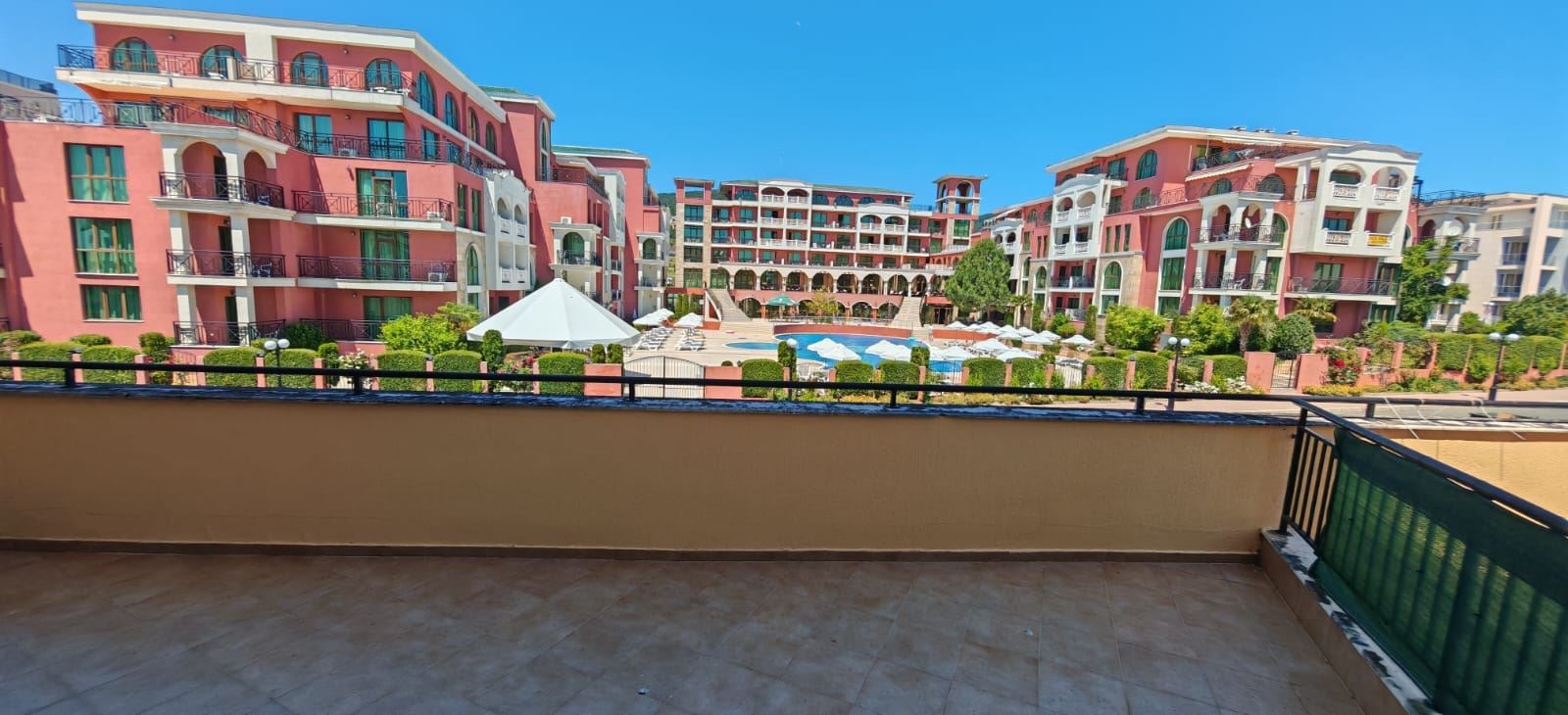 Drei-Zimmer-Wohnung 200 m vom Meer entfernt in Sveti Vlas mit zwei Terrassen und teilweise Meerblick