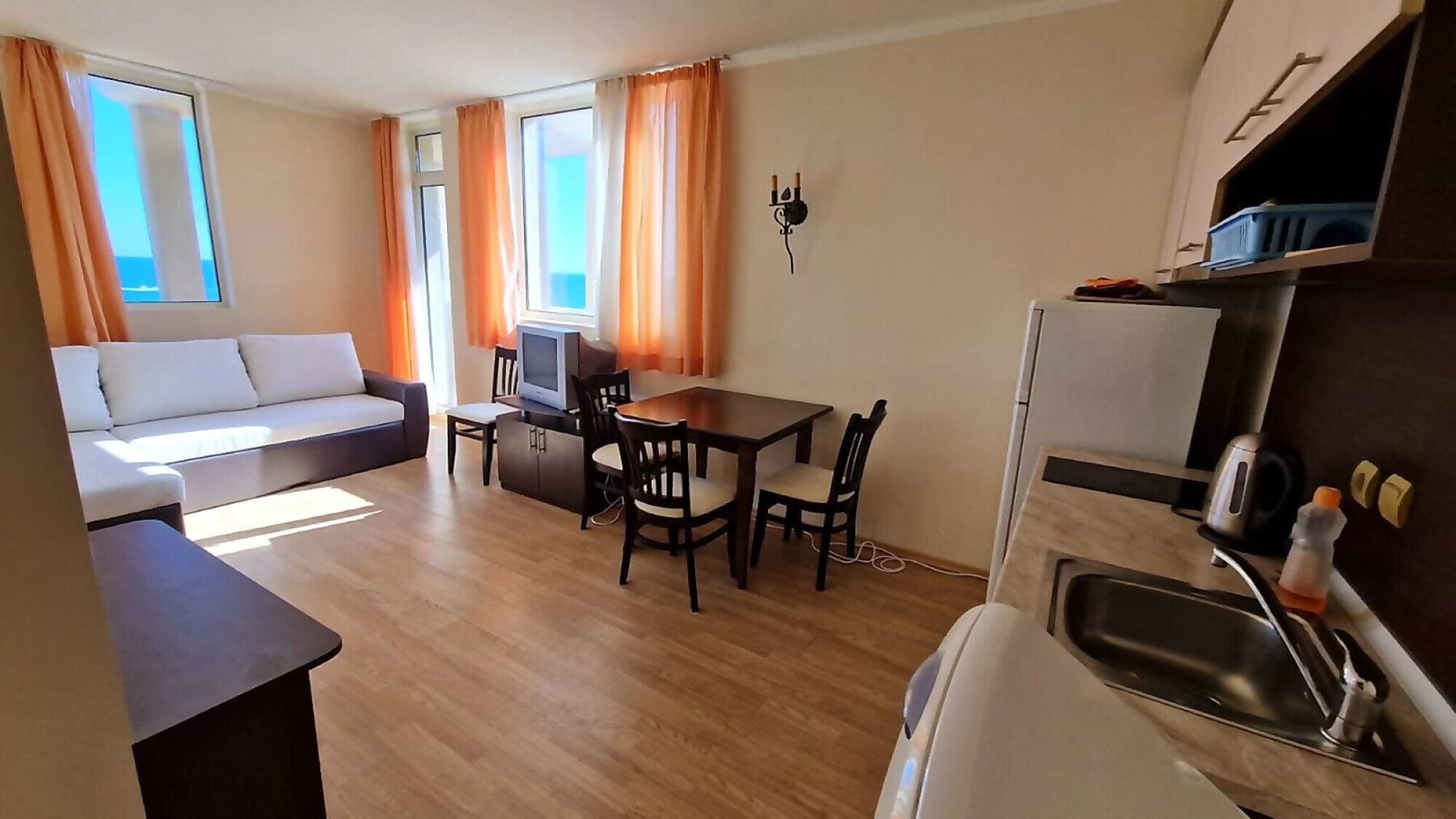 Wohnung mit einem Schlafzimmer und atemberaubendem Panoramablick auf das Meer in erster Meereslinie in Elenite