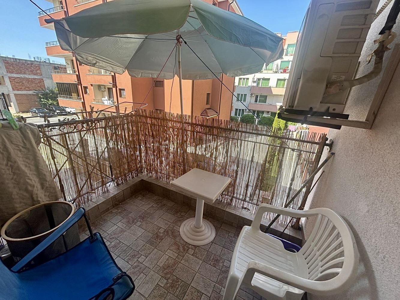 Geräumige Zweizimmerwohnung mit Blick ins Grüne in Nessebar – bezugsfertig