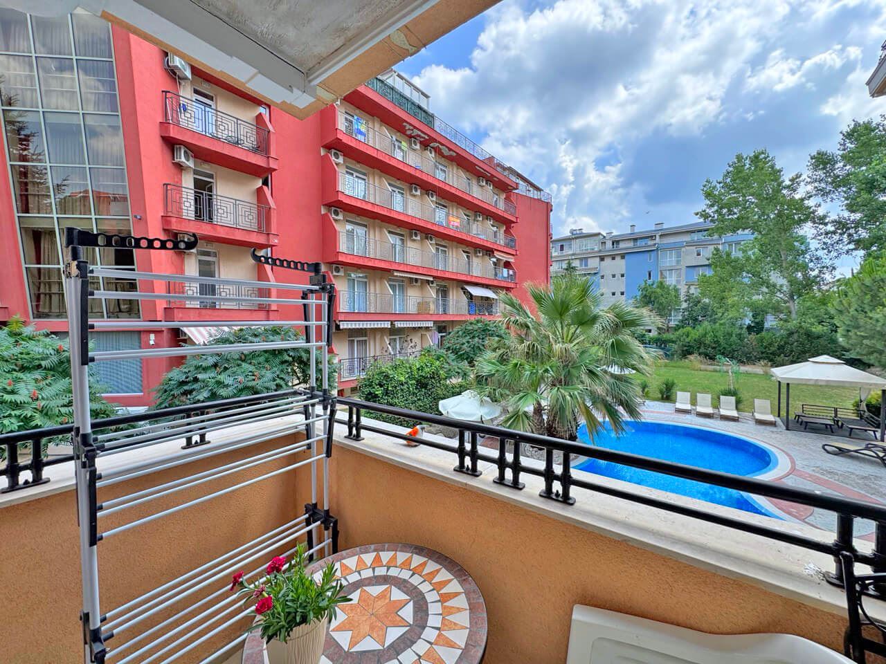 Luxuriöse Zweizimmerwohnung mit Poolblick in einer prestigeträchtigen Anlage in Sonnenstrand