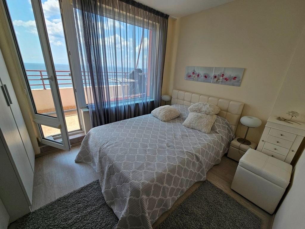 Luxuriöses Panoramaapartment in erster Meereslinie mit zwei Schlafzimmern und einer riesigen Terrasse