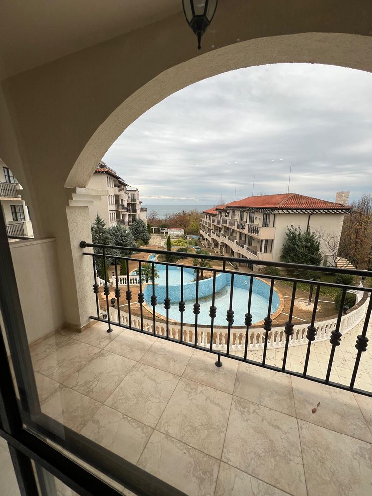 Einzigartige Drei-Zimmer-Wohnung mit Panoramablick auf das Meer und den Pool in erster Meereslinie in Obzor