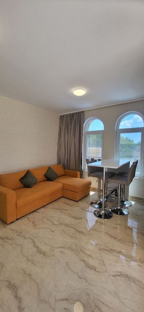 Drei-Zimmer-Wohnung mit zwei Schlafzimmern und großer Panoramaterrasse in einer stilvollen Wohnanlage in Sonnenstrand