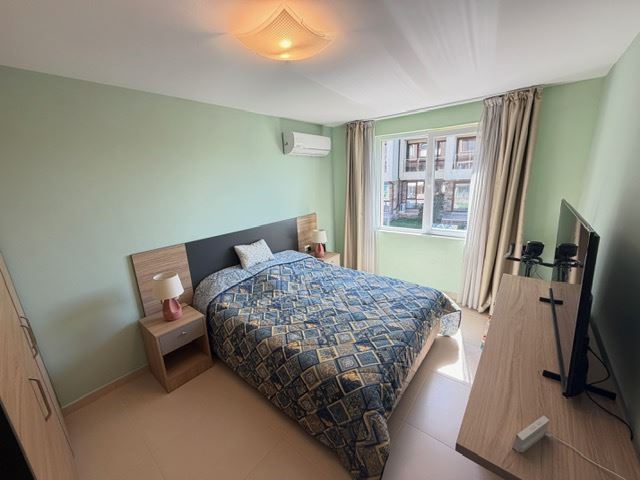Geräumiges Appartment mit zwei Schlafzimmern in erster Meereslinie mit frontalem Panoramablick auf das Meer