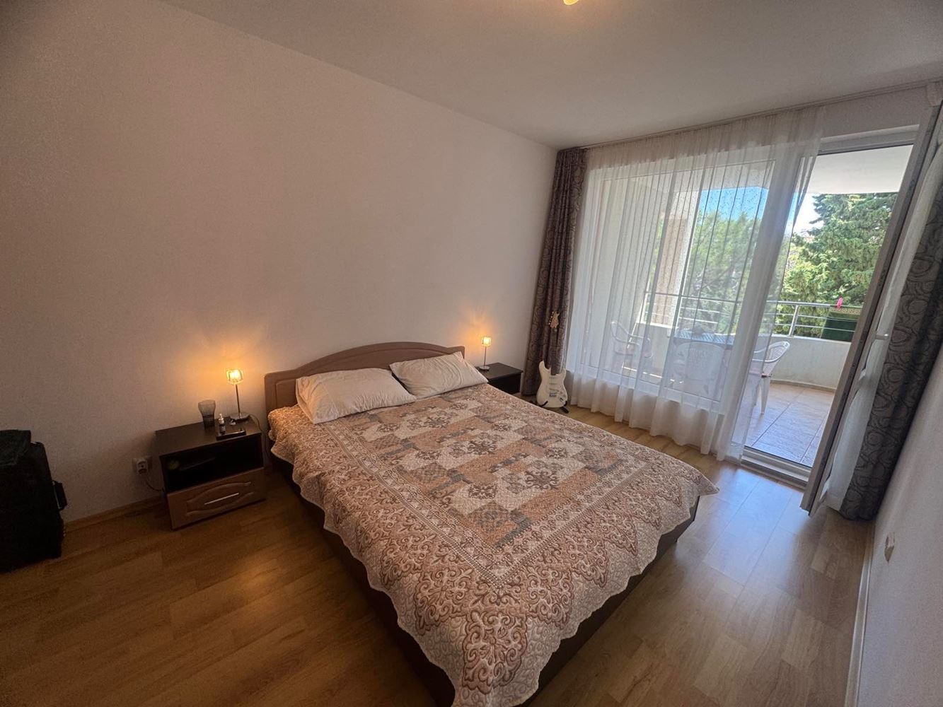 Südlich ausgerichtete 3-Zimmer-Wohnung mit Tiefgaragenstellplatz 200 m vom Meer in Pomorie