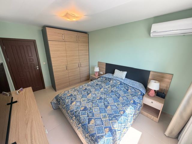 Geräumiges Appartment mit zwei Schlafzimmern in erster Meereslinie mit frontalem Panoramablick auf das Meer