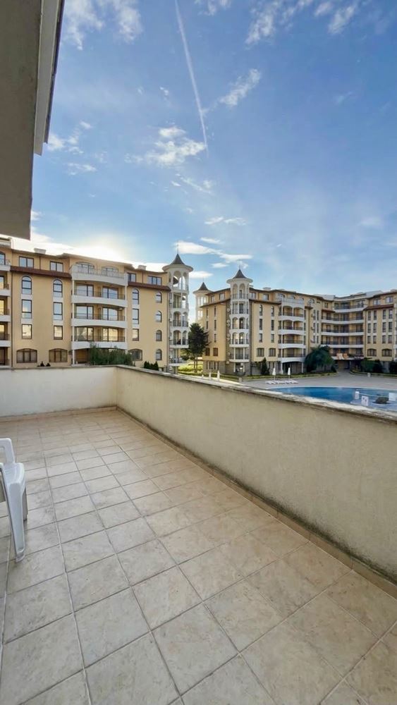 Geräumige Zweizimmerwohnung mit großer Terrasse und Poolblick in Sonnenstrand