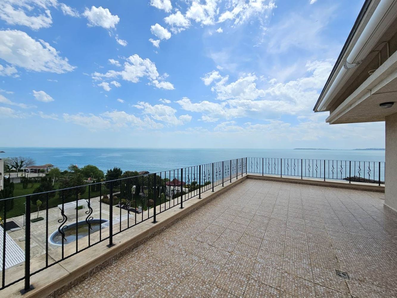 Sveti Vlas – Drei-Zimmer-Wohnung mit direktem Panoramablick auf das Meer in einer Anlage in erster Linie