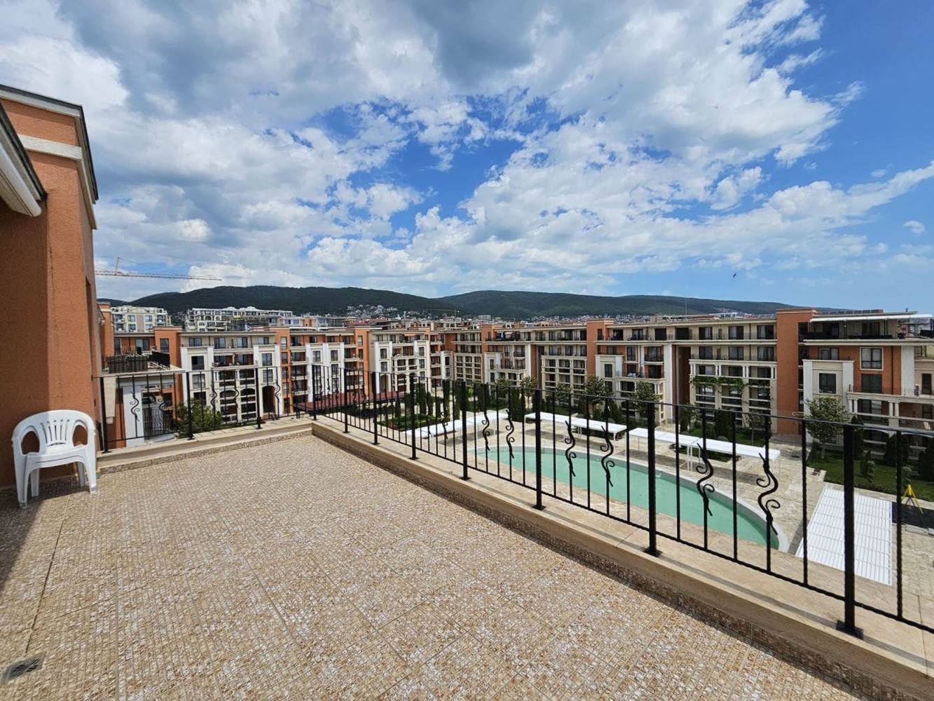 Sveti Vlas – Drei-Zimmer-Wohnung mit direktem Panoramablick auf das Meer in einer Anlage in erster Linie