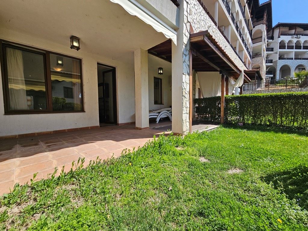 Luxus in erster Meereslinie – stilvolle Wohnung mit Veranda, privatem Garten und Meerblick in Sveti Vlas