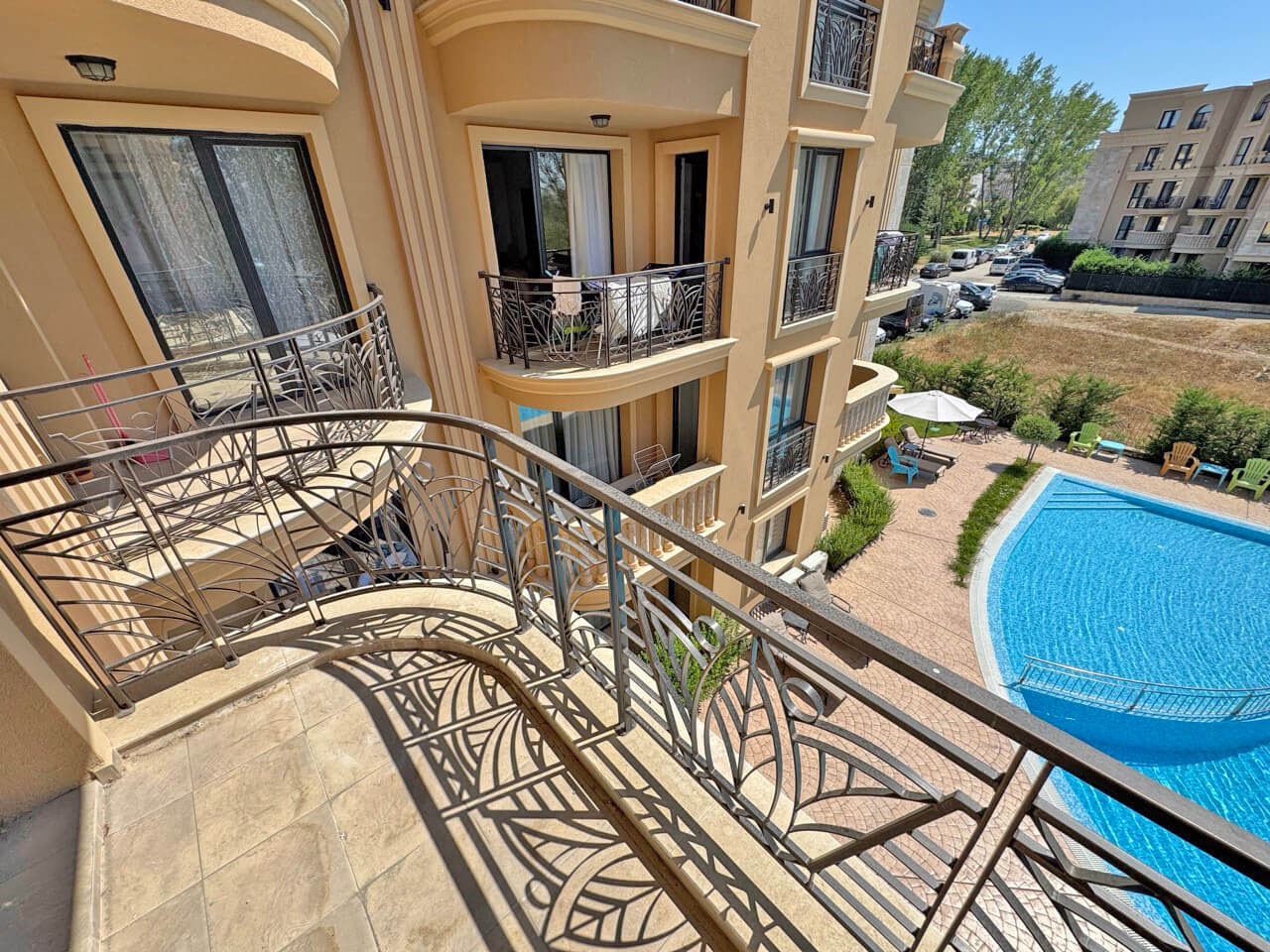 Unmöblierte 2-Zimmer-Wohnung mit Poolblick in schöner Anlage in Sunny beach