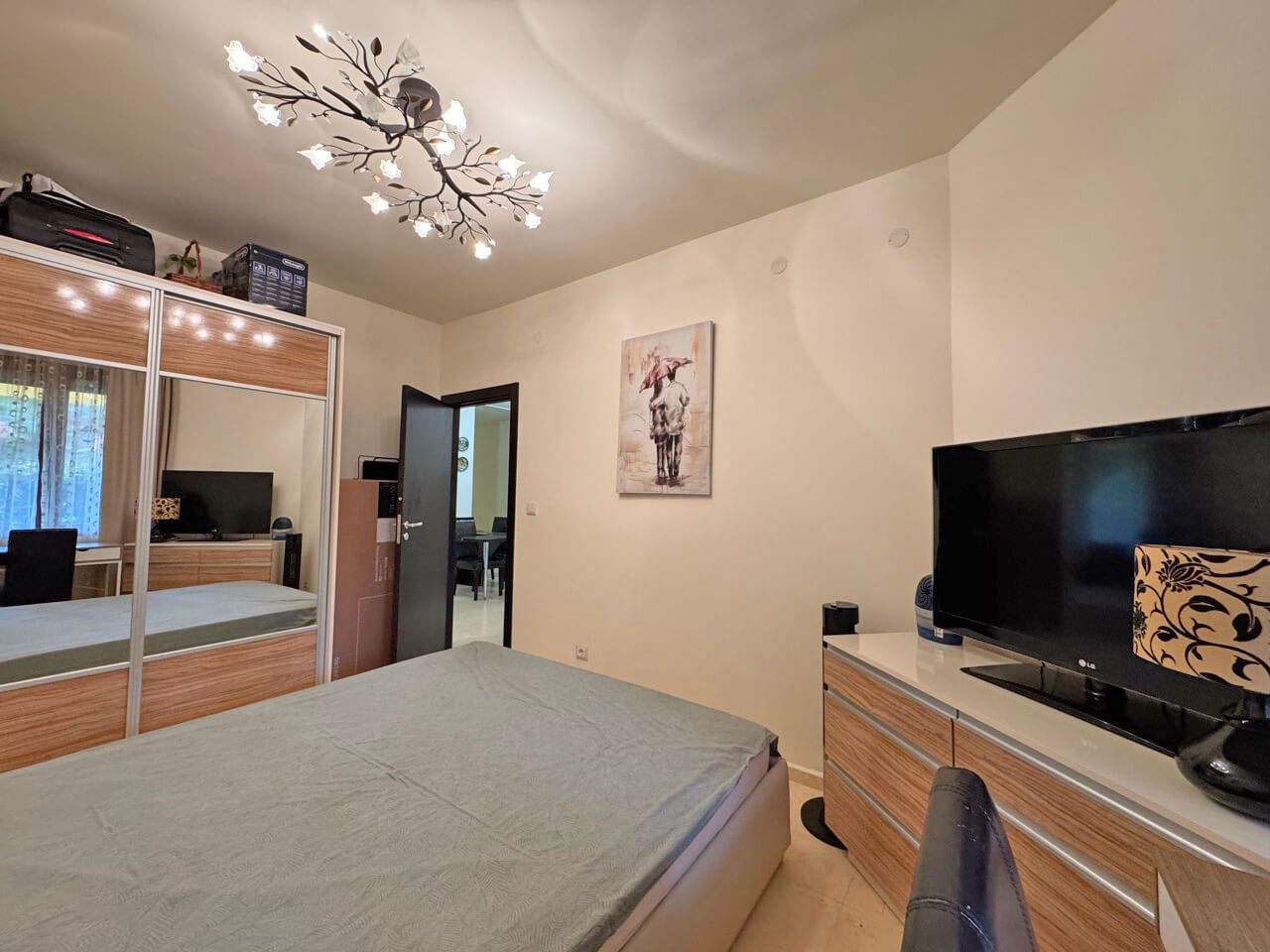 Elegante 2-Zimmer-Wohnung in erster Meereslinie in Sveti Vlas mit direktem Zugang zu Garten und Pool