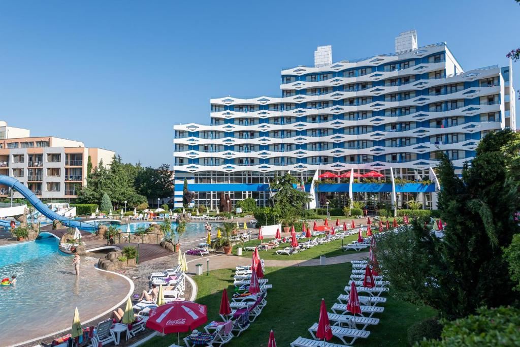 Geräumige Wohnung mit einem Schlafzimmer in Sunny Beach mit Poolblick