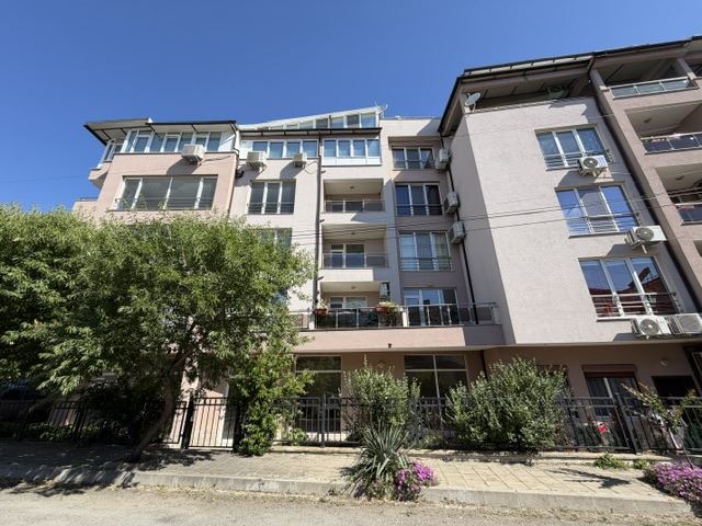 Geräumige Zwei-Zimmer-Wohnung mit Meerblick im Herzen von Sarafowo und der Möglichkeit zum Umbau in eine Drei-Zimmer-Wohnung