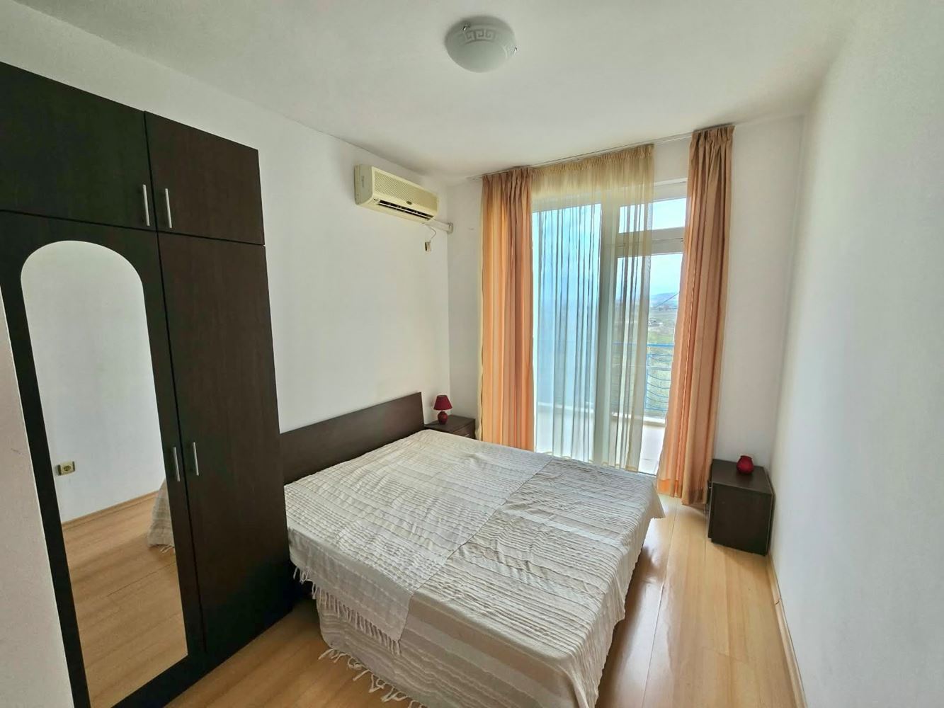 Großzügige Maisonettewohnung mit zwei Schlafzimmern und drei Balkonen in Sonnenstrand – Act 16, Haushaltsstrom und Poolblick