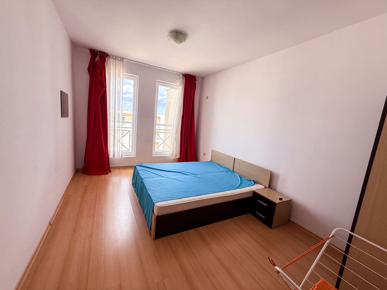 3-Zimmer-Wohnung mit Poolblick in einem gepflegten Komplex nahe Sonnenstrand