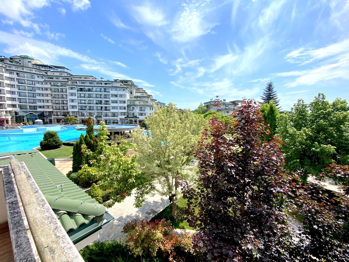 Zwei-Zimmer-Wohnung (mit einem Schlafzimmer) in erster Meereslinie in Ravda – Luxus, Natur und beeindruckender Poolblick