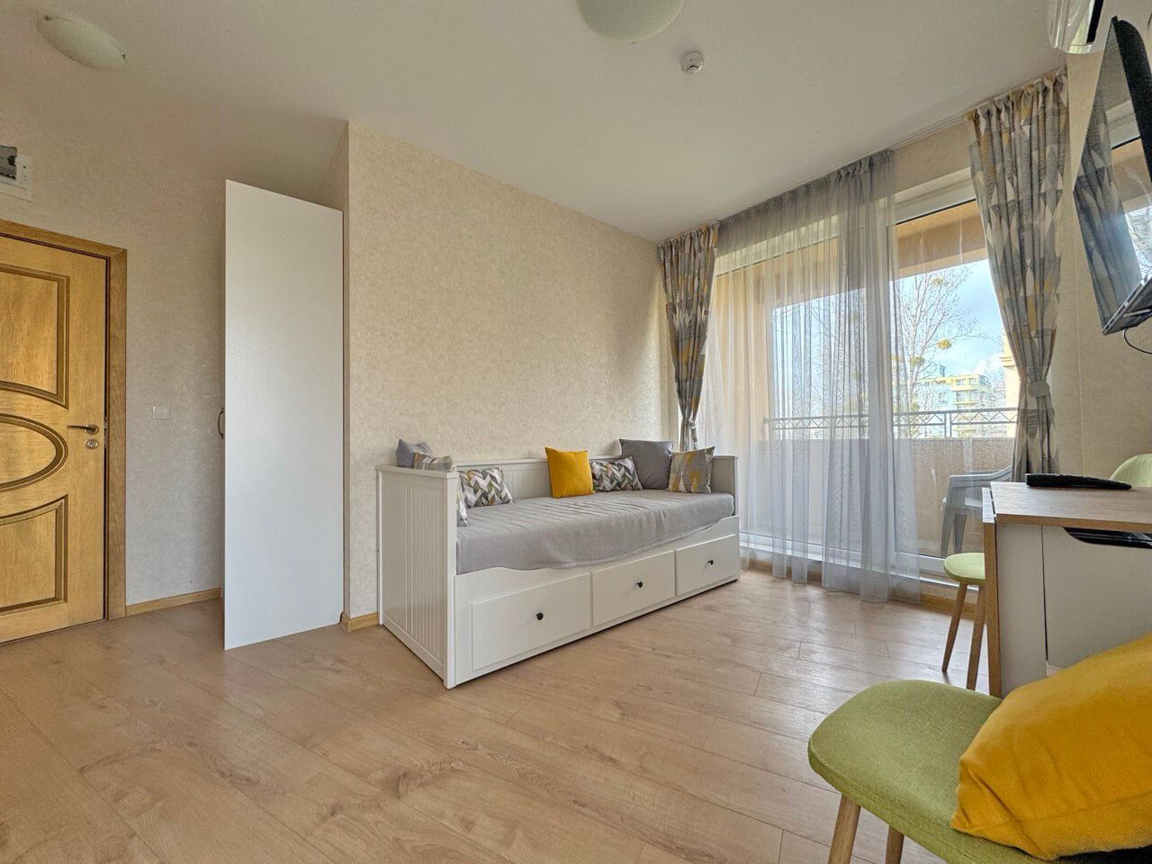 Helles Studio in Luxuskomplex – perfekter Komfort am Pool