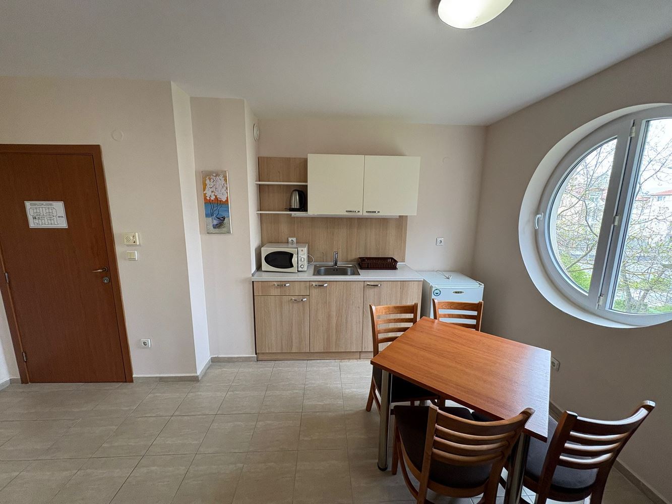 Geräumige Wohnung mit zwei Schlafzimmern, hervorragenden Annehmlichkeiten und bezugsfertig – perfekte Investition und komfortables Zuhause