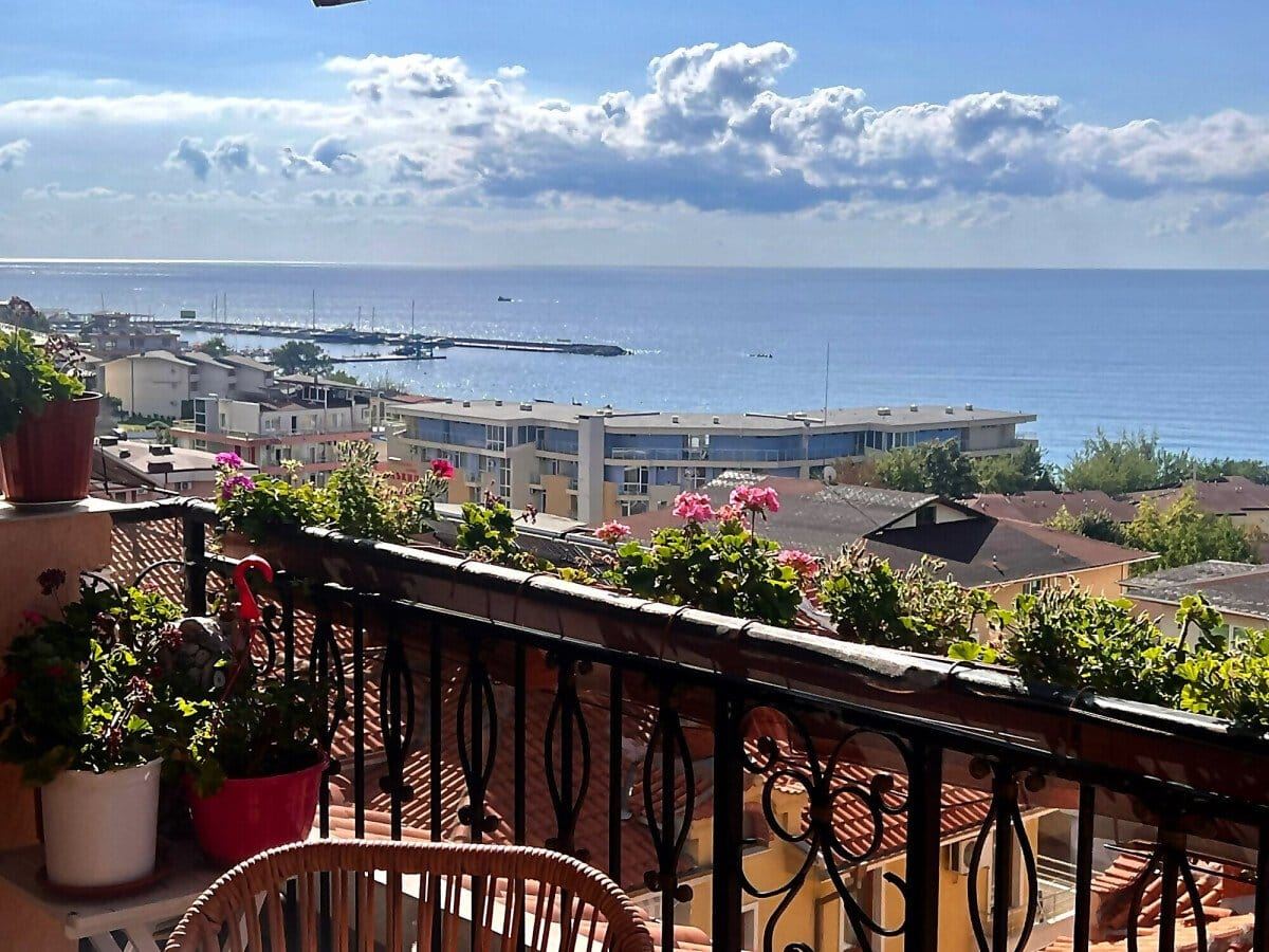 Komfortable Maisonette-Wohnung mit zwei Schlafzimmern und Meerblick in Sveti Vlas – Immobilie in prestigeträchtiger Lage mit beeindruckender Aussicht