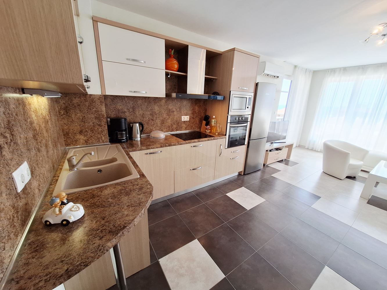 Geräumige 3-Zimmer-Wohnung mit Parkplatz nur 200 Meter vom Meer entfernt in Sveti Vlas