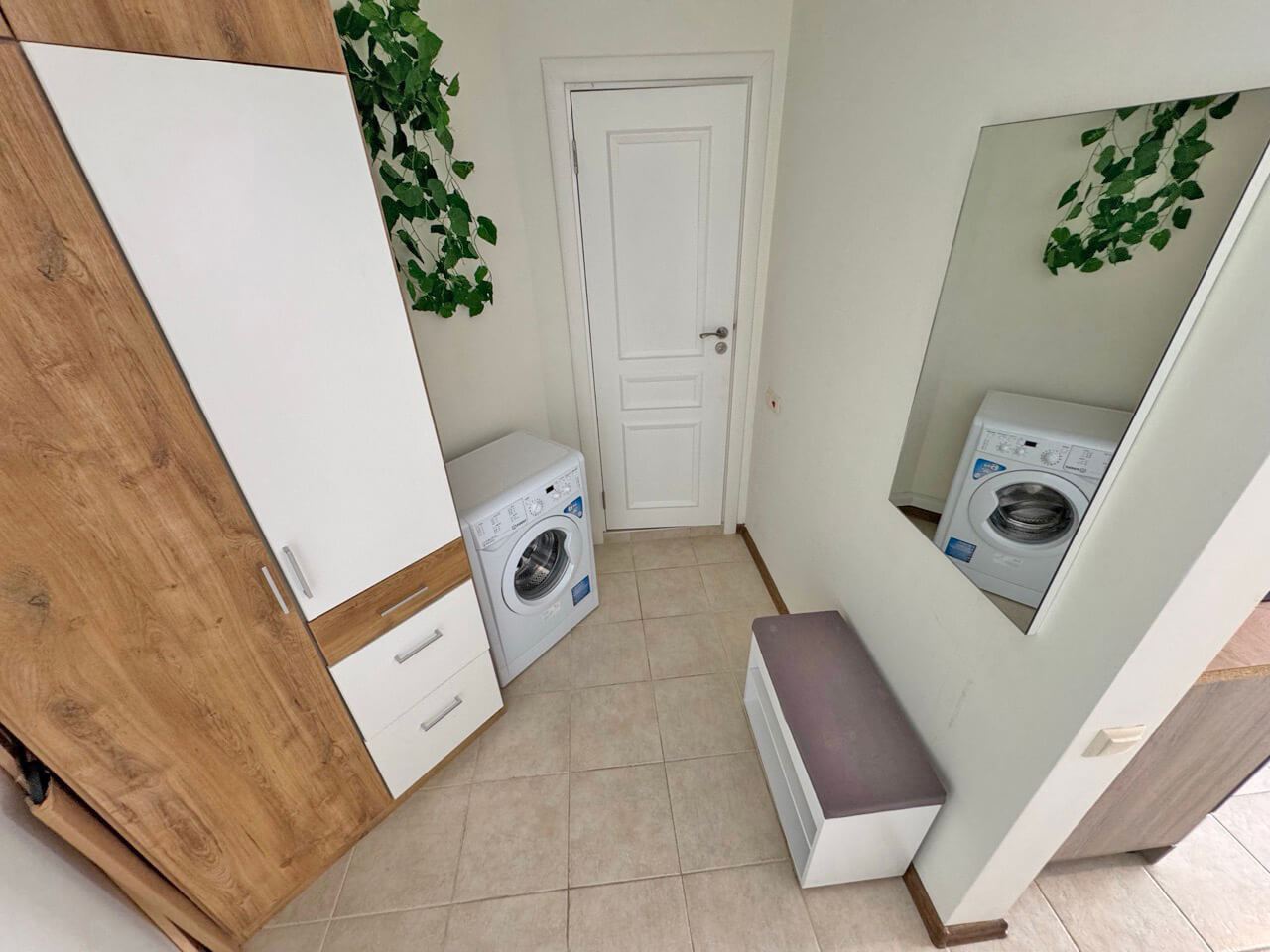 Zweizimmerwohnung mit Poolblick – Gemütlichkeit, Grün und Komfort in einer geschlossenen Wohnanlage