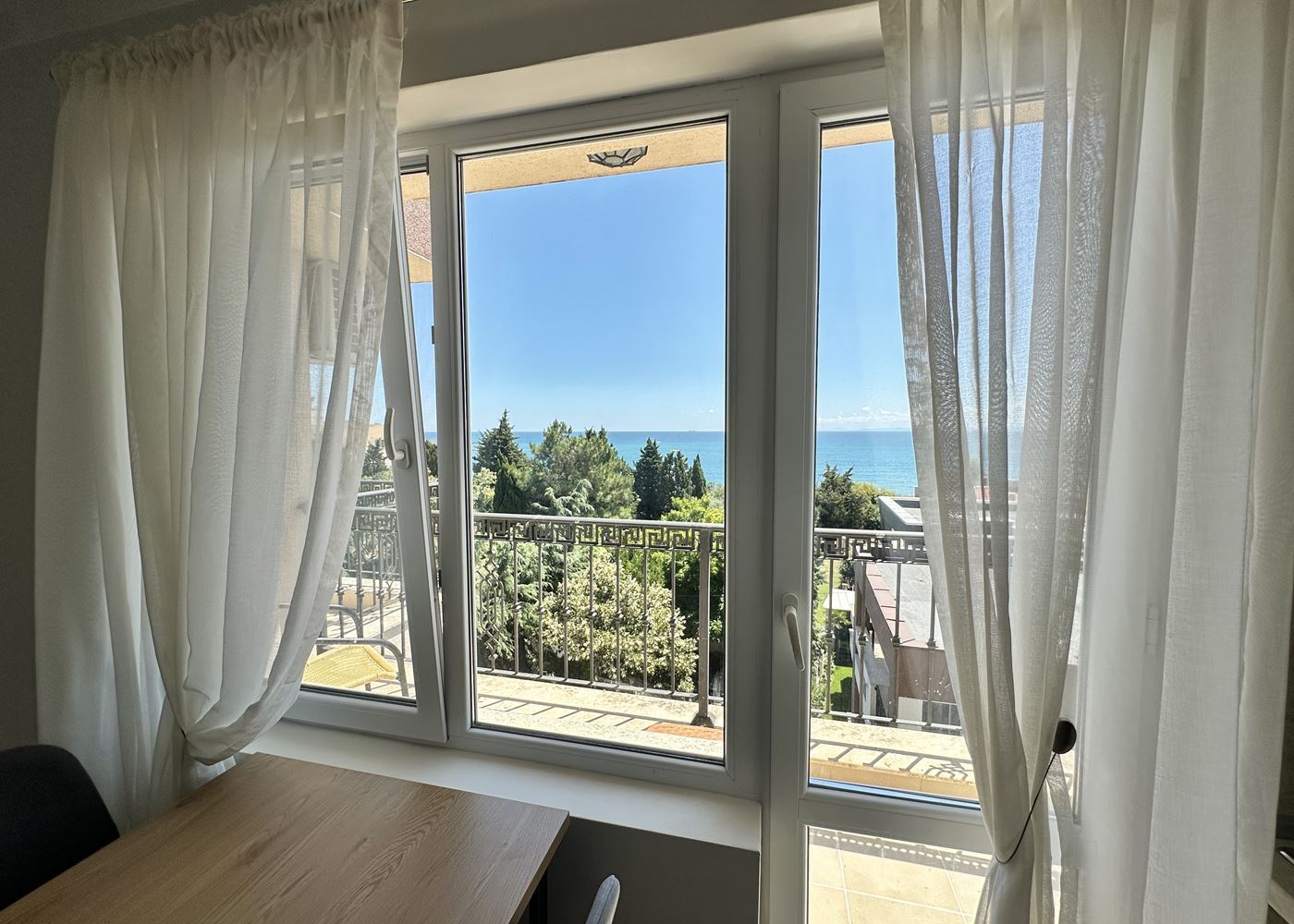 Zweizimmerwohnung in erster Meereslinie mit Panoramablick auf das Meer in Nessebar