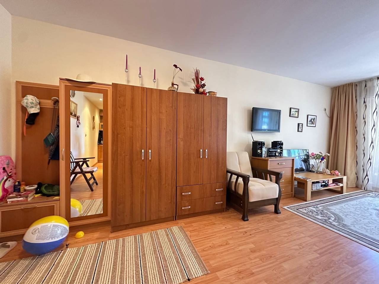 Sveti Vlas – vollständig möblierte Wohnung in erster Meereslinie mit Privatstrand und Meeresatmosphäre