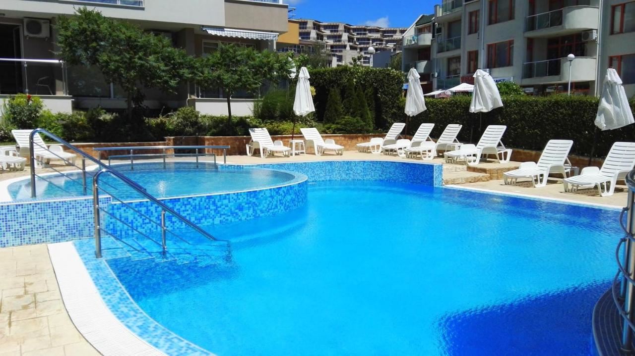 Geräumiges Studio mit Poolblick in einer ruhigen Anlage in Sveti Vlas – Komfort und Gemütlichkeit am Meer