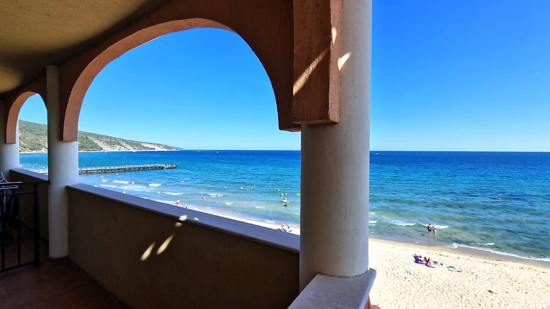 Wohnung mit einem Schlafzimmer und atemberaubendem Panoramablick auf das Meer in erster Meereslinie in Elenite