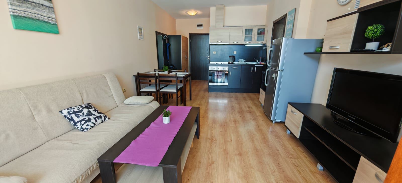 Ausgezeichnete Gelegenheit in Sveti Vlas – möblierte geräumige Zweizimmerwohnung mit einem Schlafzimmer in Strandnähe