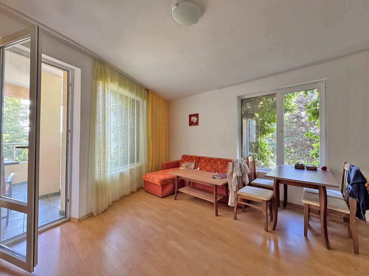 Zweizimmerwohnung mit Blick auf den Pool, 100 m vom Strand in Sonnenstrand