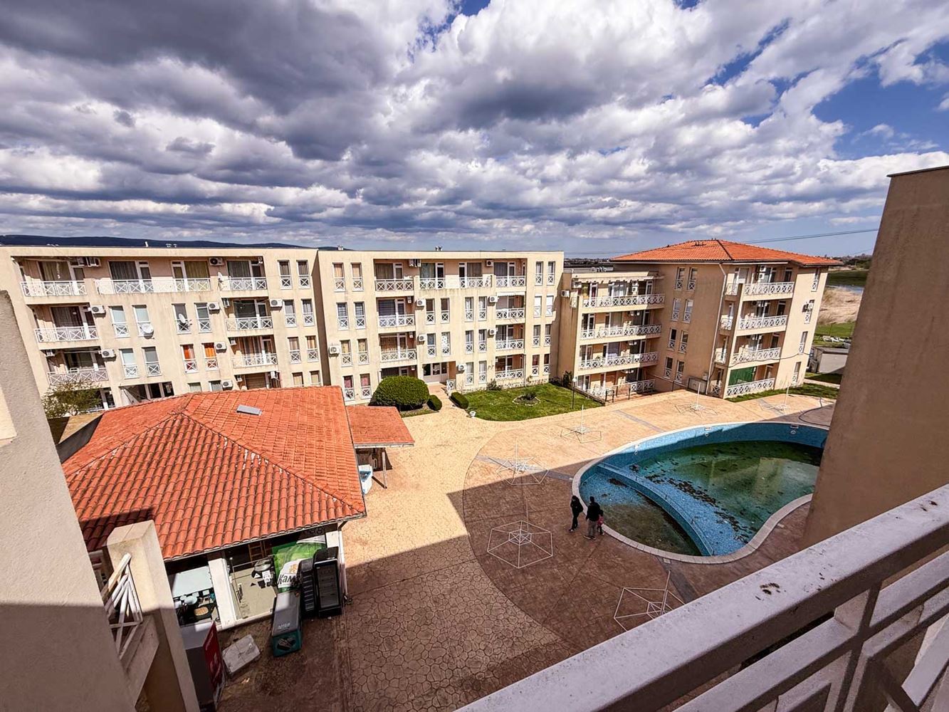 3-Zimmer-Wohnung mit Poolblick in einem gepflegten Komplex nahe Sonnenstrand