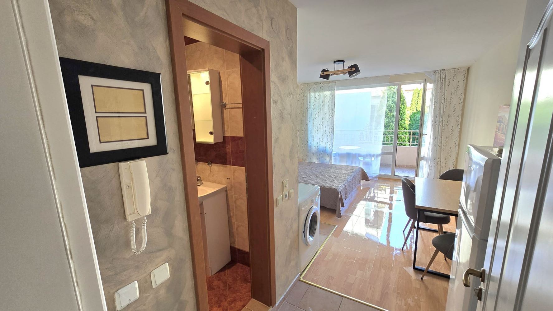 Helles Studio mit Poolblick in einer modernen Wohnanlage in Sonnenstrand