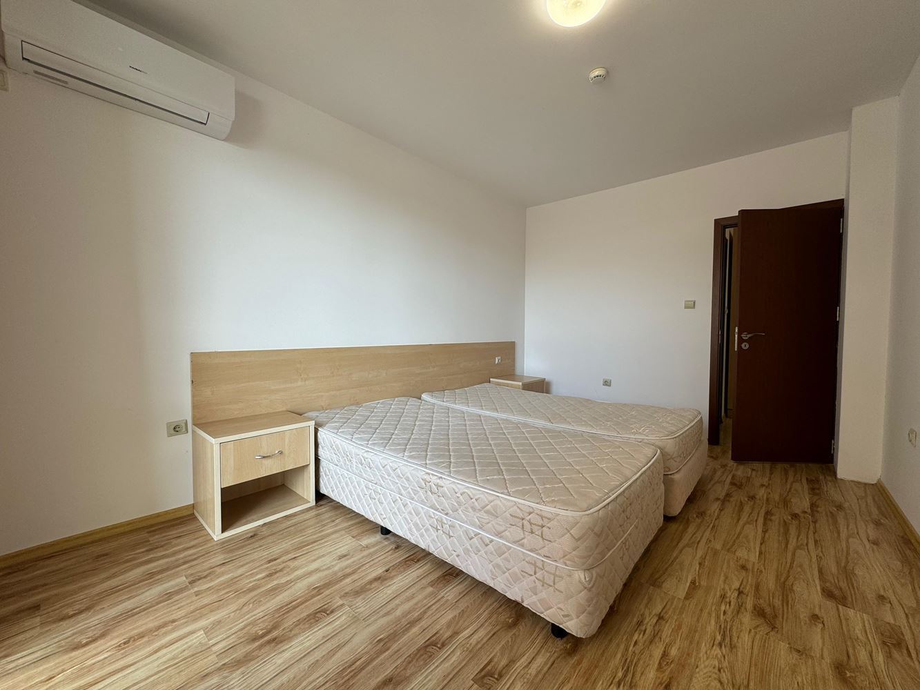 Einzimmerapartment mit Poolblick am Rand von Sonnenstrand – Ruhe, Natur und ganzjähriger Komfort