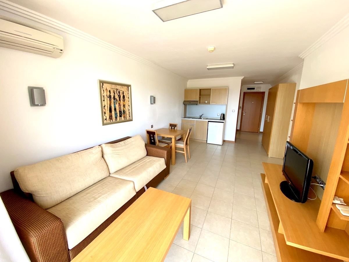 Zwei-Zimmer-Wohnung (mit einem Schlafzimmer) in erster Meereslinie in Ravda – Luxus, Natur und beeindruckender Poolblick