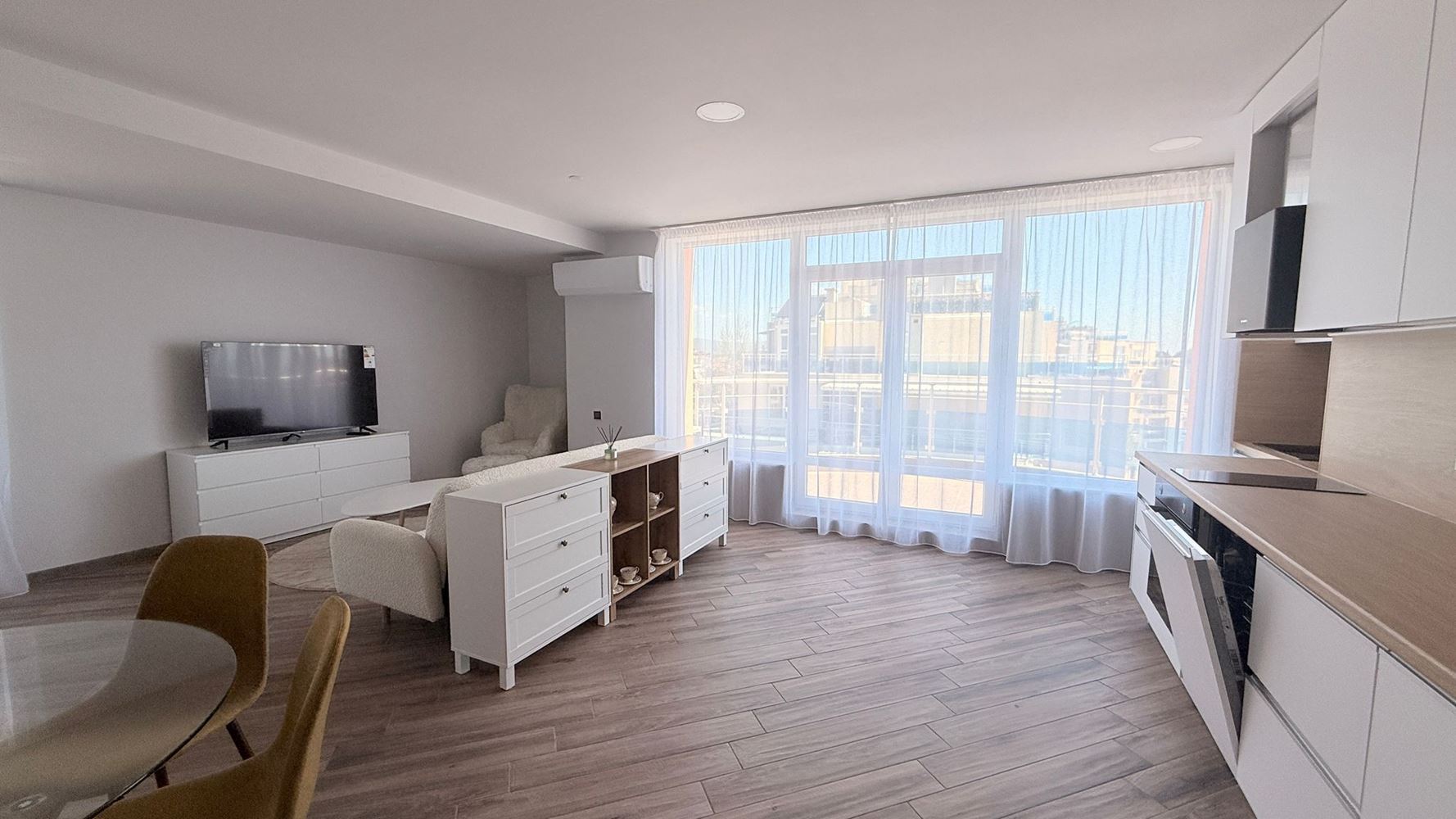 Luxuriöse Wohnung mit drei Schlafzimmern in erster Meereslinie in Ravda – Raum, Prestige und beeindruckendes Meerespanorama