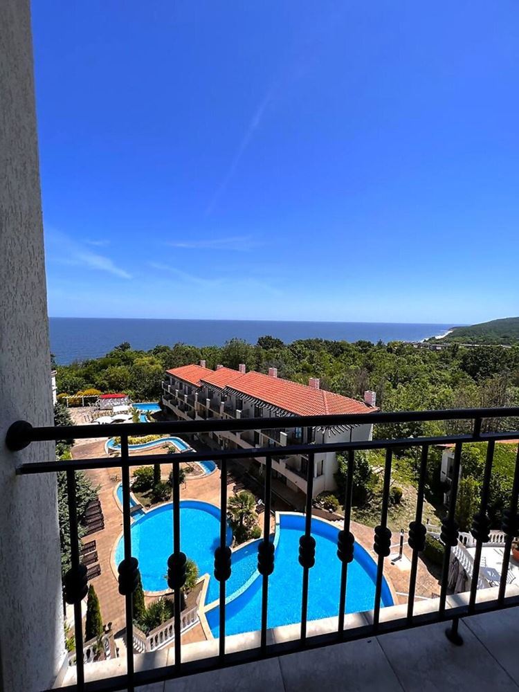 Wunderschöne Zweizimmerwohnung mit Meerblick in einer luxuriösen Anlage direkt am Strand in Obzor