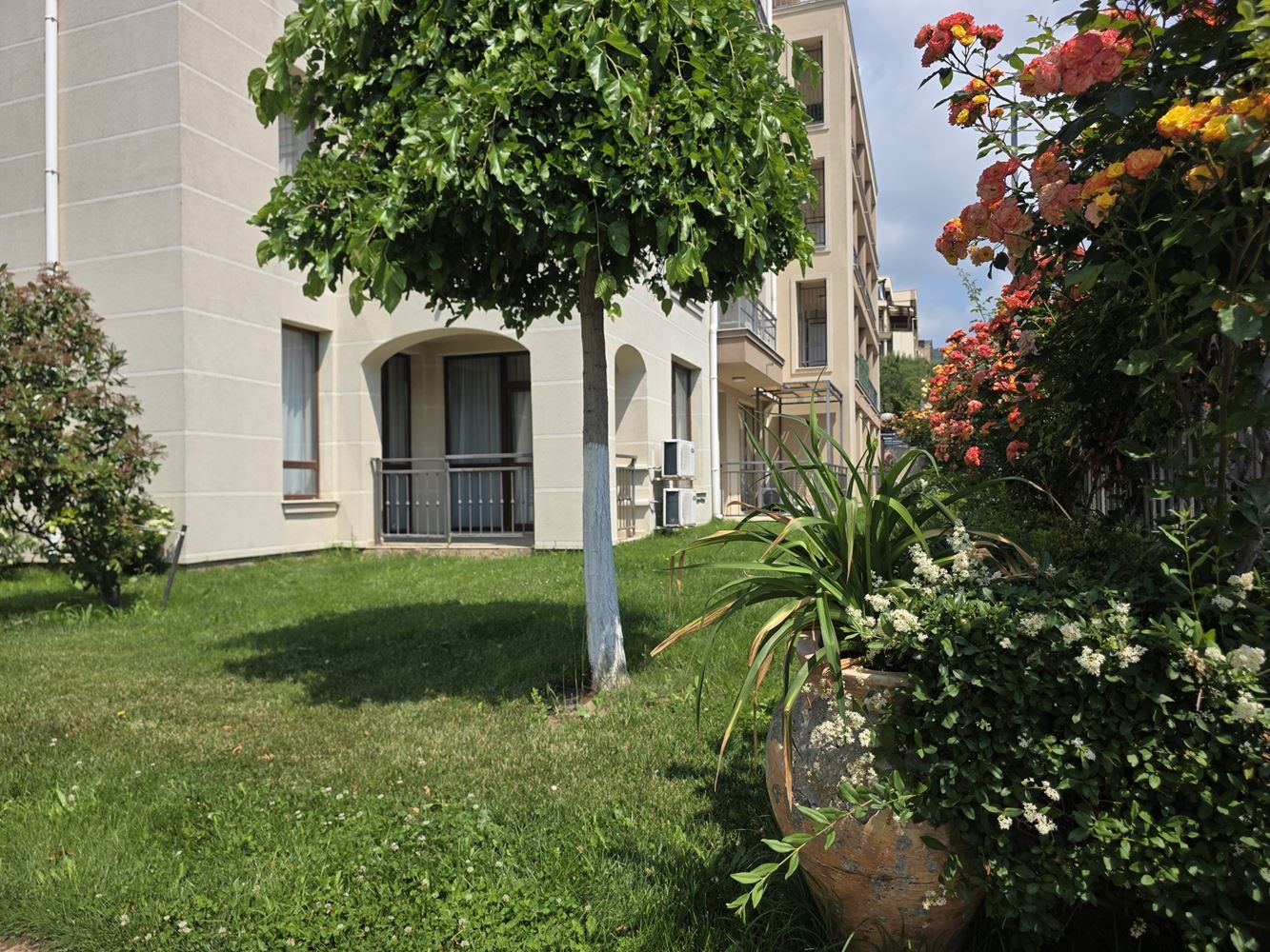 Meerkomfort mit eigenem Garten – 2-Zimmer-Wohnung mit einem Schlafzimmer nur wenige Schritte vom Strand in Sveti Vlas entfernt