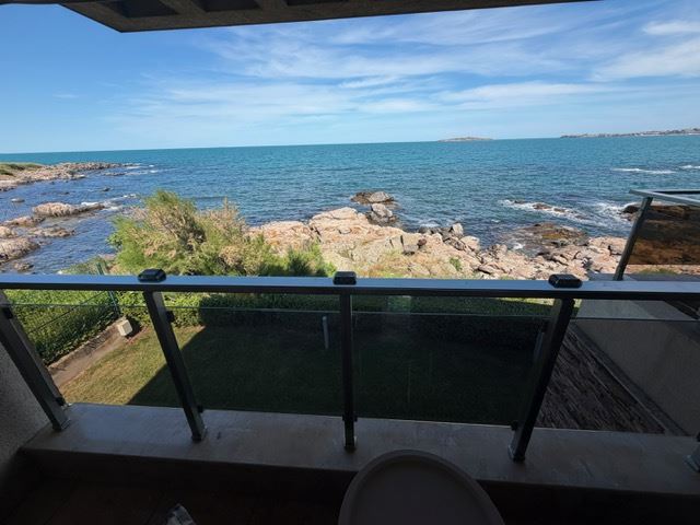 Geräumiges Appartment mit zwei Schlafzimmern in erster Meereslinie mit frontalem Panoramablick auf das Meer