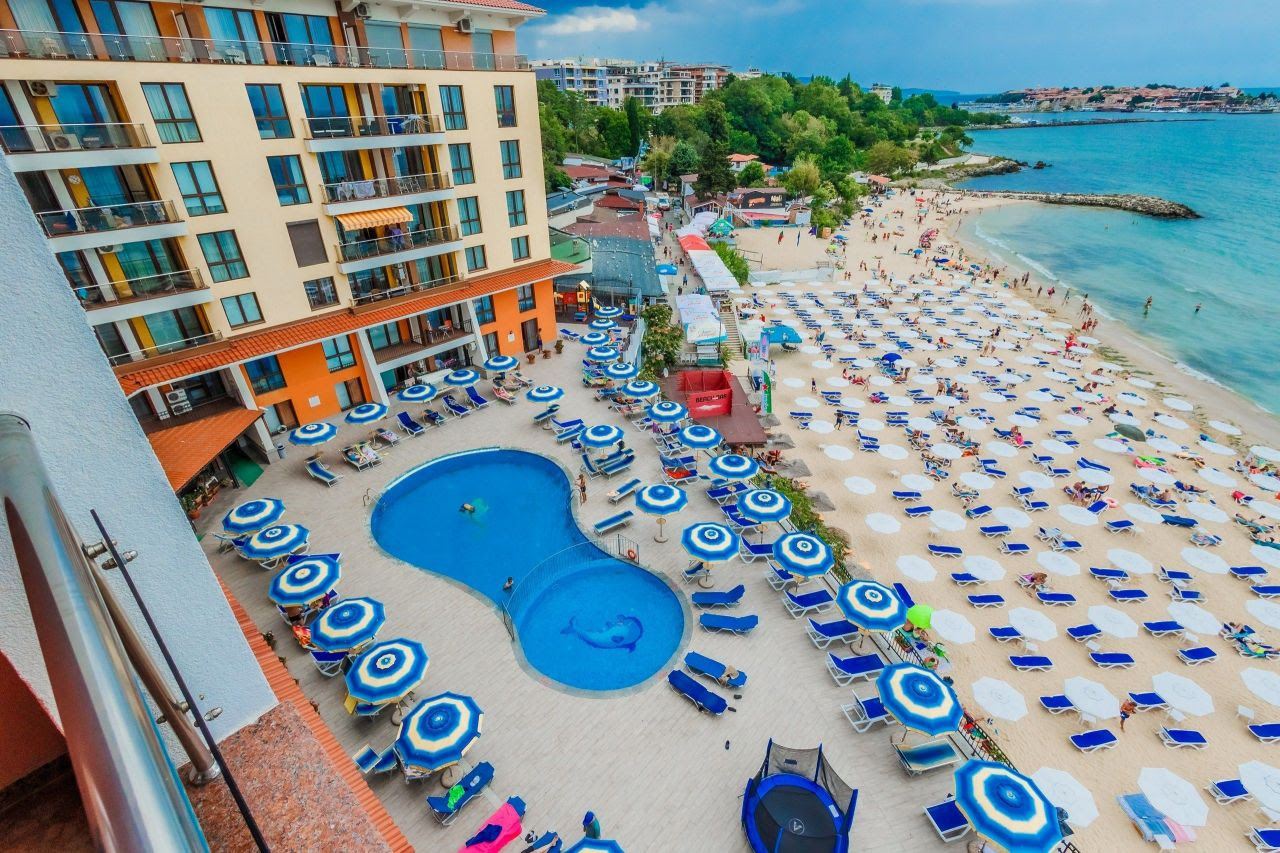 Wohnung mit zwei Schlafzimmern und direktem Meerblick in erster Meereslinie in Nessebar