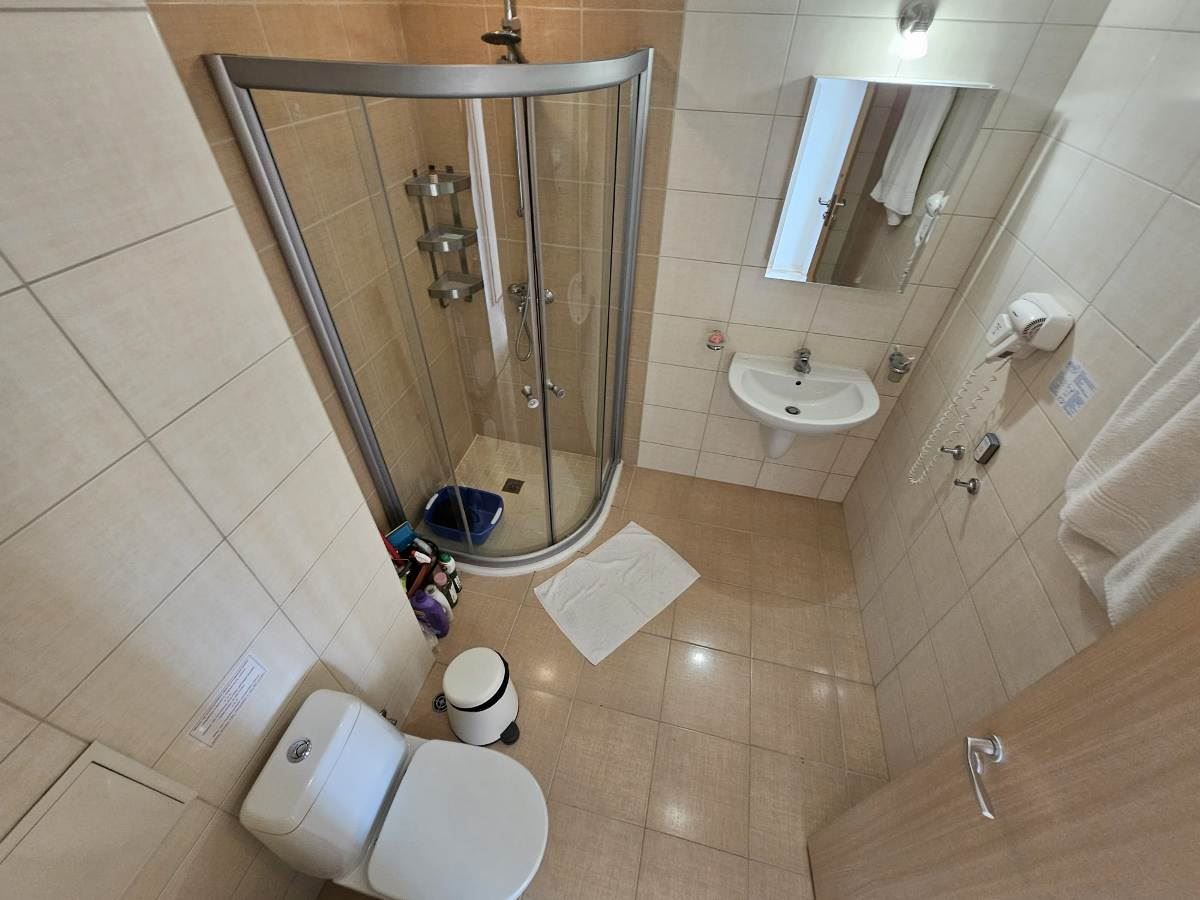 Luxuriöse Drei-Zimmer-Wohnung mit drei Schlafzimmern in erster Meereslinie in Obzor – Panoramablick auf Meer und Berge